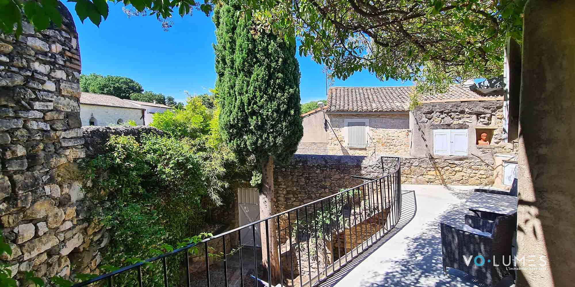 Belle maison de village en pierre avec garage