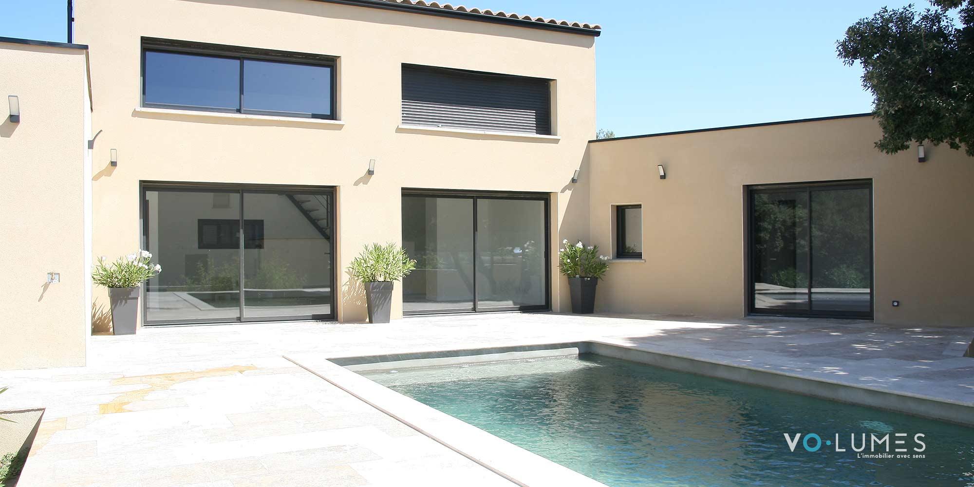 Villa très récente aux lignes contemporaines avec piscine