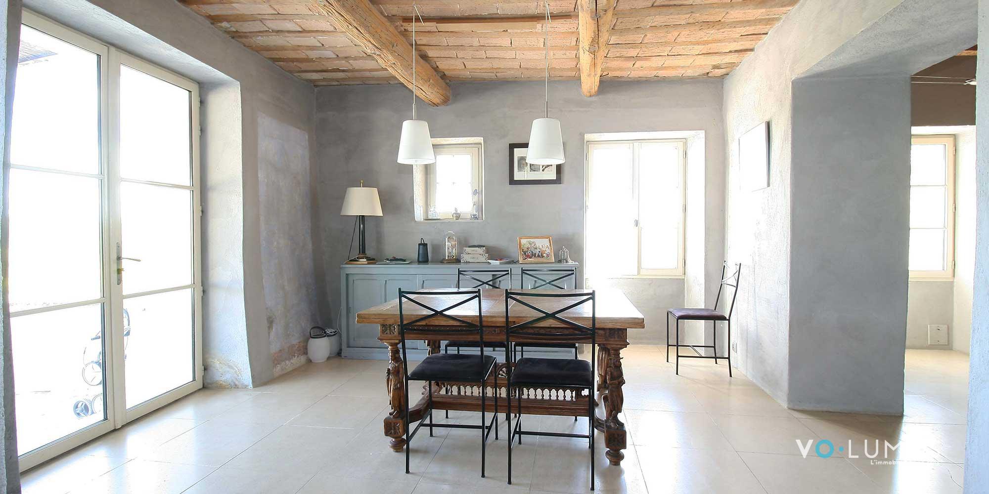 Maison ancienne rénovée avec superbe vue dégagée et bassin